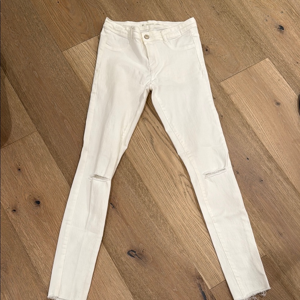 Zara Cream Skinny Jeans with Distressed Knees
